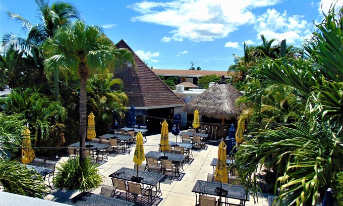 Caloosahatchee Hotel | Dolphin Key Resort