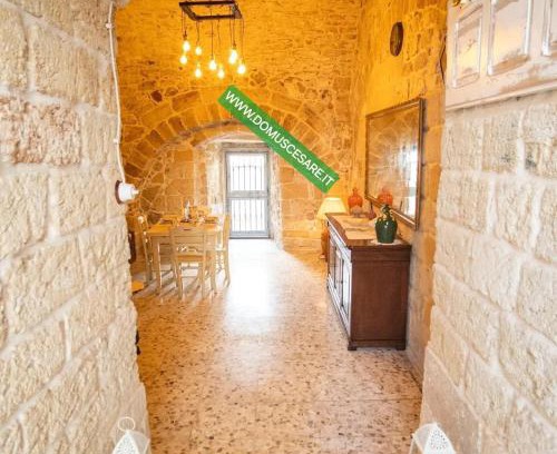 Carovigno House | DOMUS CESARE - dimora storica totalmente in pietra nel cuore del centro storico con cabina doccia pietra in camera e zona relax esterna-historic residence entirely made of stone in the heart of the historic center with stone shower cabin in the room