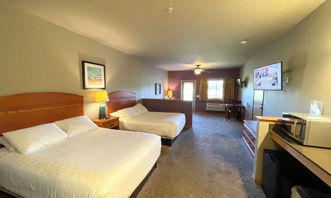 Lake Delton Hotel | Double Queen Hotel Room @ Spring Brook Resort
