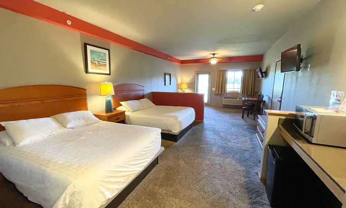 Spring Brook Hotel | Double Queen Hotel Room @ Spring Brook Resort