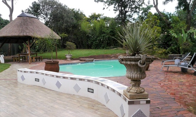 Greater Johannesburg Metropolitan Area Cabin | Douglas Lodge - a serene retreat in a peaceful Sandton suburb