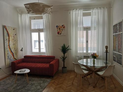 Old Town Apartment | Downtown 3 BDR Charm - walk to all attractions