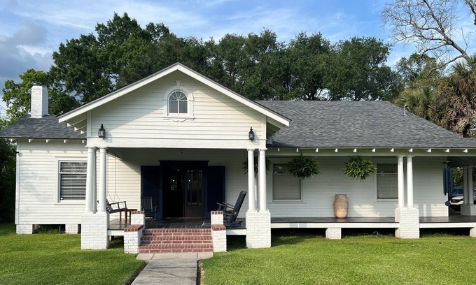 Breaux Bridge House | Downtown Craftsman home w/lovely front porch. Walk to restaurants & antiques.