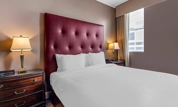 Downtown Nashville Resort | Downtown Nashville located in Printer's Alley with King Bed!