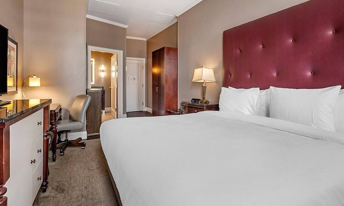 Downtown Nashville Resort | Downtown Nashville located in Printer's Alley with King Bed!