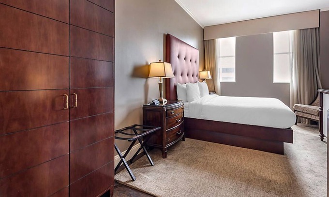 Downtown Nashville Resort | Downtown Nashville located in Printer's Alley with King Bed!
