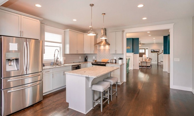 McFerrin Park House | ✦ DOWNTOWN VIEWS ✦ PRISTINE & STUNNING NASH PAD ✦
