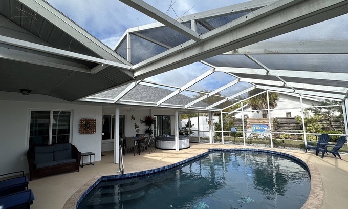 Palma Sola House | Duke & Sugars π Family Friendly βοΈ Retro Florida Vibes ,3 br ,2 bath, pool home .