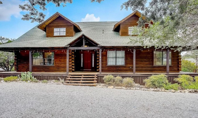 Travis Settlement House | Dusty's Hill Country Cabin
