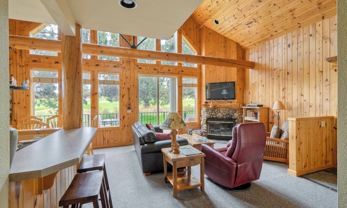 Redmond Cabin | Eagle Crest, Cozy 3-bedroom cabin with Hot Tub and Dog Friendly