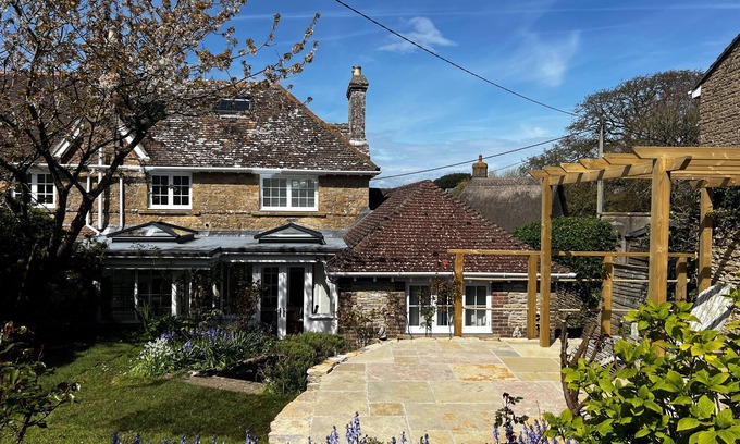 Littlebredy Cottage | East Cottage sleeps 8 guests in 4 bedrooms