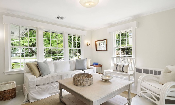 Pantigo Road Historic District House | East Hampton Village: Beautifully Renovated 3 Br Classic Cottage Walk To All