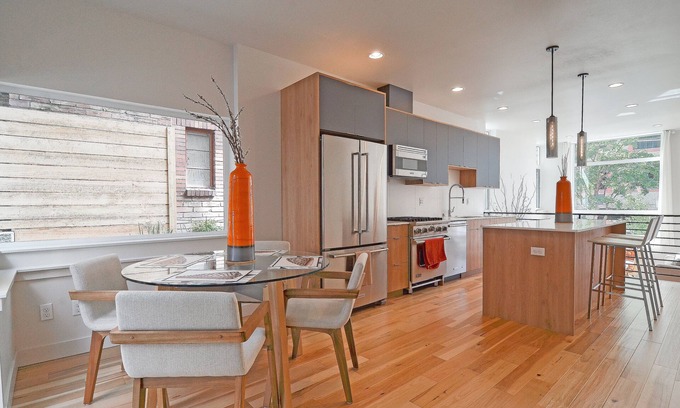 Capitol Hill House | Eastlake Modern Townhome - Space Needle/Downtown/Lake Union View + Parking