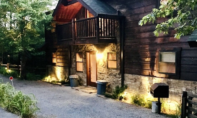 Pigeon Forge Cabin | 🐾 EASY ACCESS 🐾 NO Crazy Roads 🐾 BEARS 🐾 5Minutes off Parkway 🐾DOLLYWOOD7Miles 🐾
