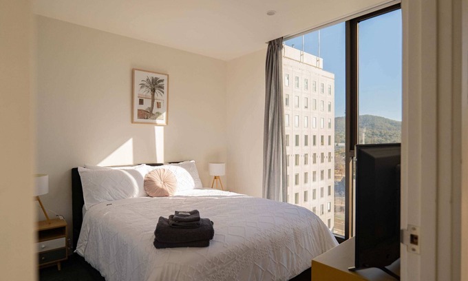 City West Apartment | Easy City Living | Parking | Pet friendly, CBD,ANU