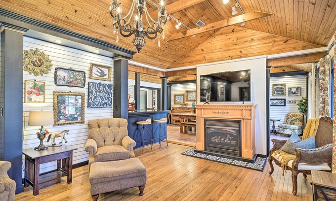 Eureka Springs Historic District Cottage | Eclectic 'Osage Cottage' in Historic District