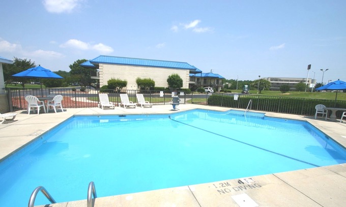 Cape Fear Hotel | Econo Lodge Fayetteville I-95