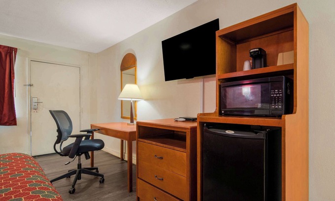 Goldsboro Hotel | Econo Lodge Goldsboro Hwy 70