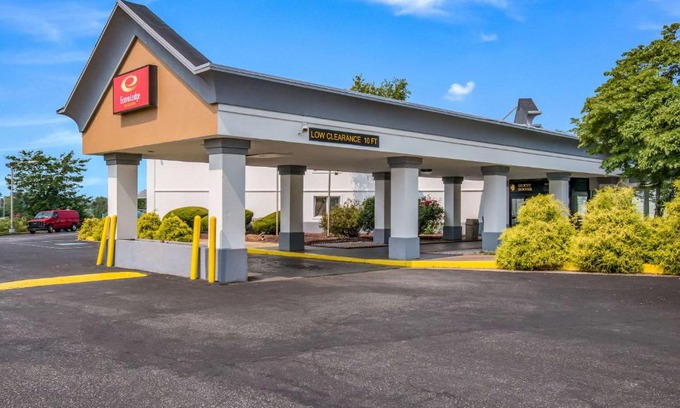 Chambersburg Hotel | Econo Lodge Inn & Suites Chambersburg Central