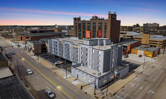 Waterloo Hotel | Econo Lodge Inn & Suites