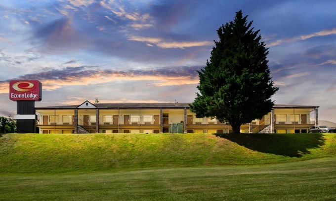 Lynchburg Cabin | Econo Lodge Lynchburg