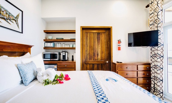 Placencia Resort | Economy Studio beachfront with swim up pool bar