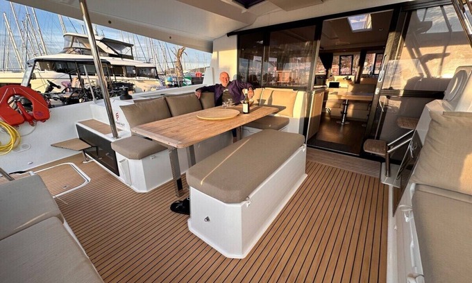 Porquerolles House | EDEN modern catamaran for 2 to 8 p. at the dock