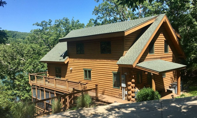 Sylvan Shores Cabin | Edgewater Lodge - Luxury Waterfront 4BR Log Cabin on Beaver Lake secluded cove!