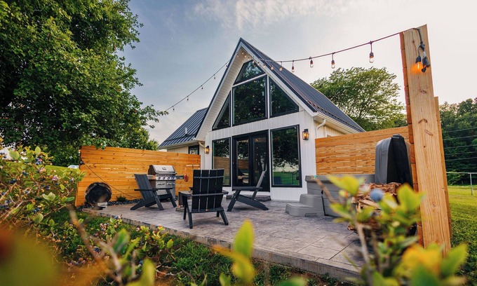 Apple Creek House | Edinburgh Escape | Hot Tub, Fire Pit + Grill