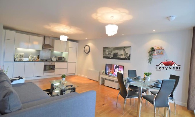 Reading Apartment | Elegant Central Self Contained Flat by CozyNest.