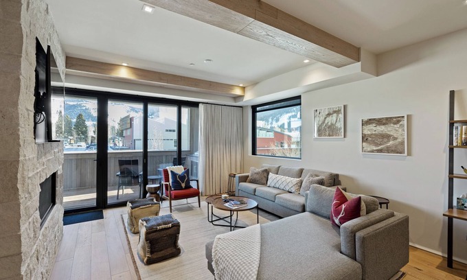 Jackson Condo | Elegant Fall Escape | Views, Hot Tub & Dining