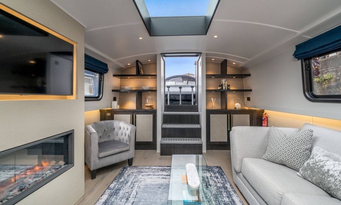 Limehouse Boat Rental | Elegant houseboat near Canary Wharf