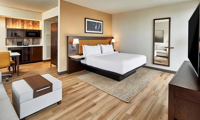 Sobro Hotel | Elegant Stay in the Heart of the City! Swimming Pool, Kitchenette, Pets Allowed!