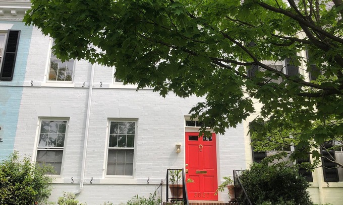 Georgetown House | Elegant townhome on quiet street near museums, restaurants, shops, parks & more!