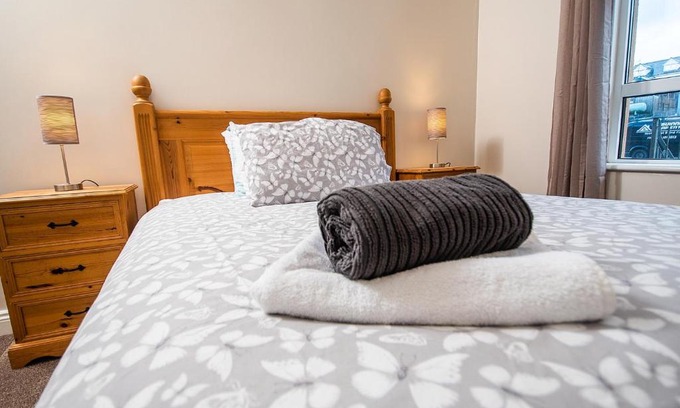 Drumacrin Apartment | Elegant Two Bedroom apartment at the beach and waves.