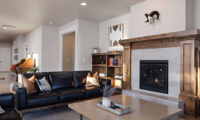 Redmond House | Elevated Escape | Hot-Tub - Modern 5BDR Retreat