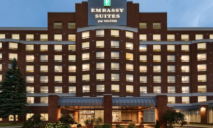 Pointe Claire Hotel | Embassy Suites by Hilton Montreal Airport