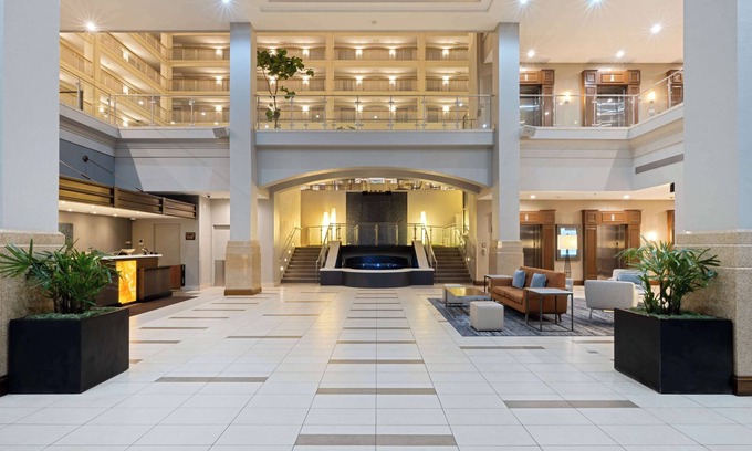 Downtown Chicago Hotel | Embassy Suites by Hilton Chicago Downtown River North