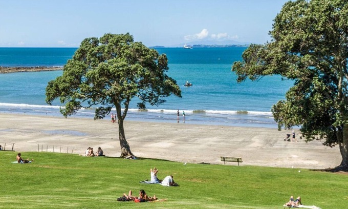 Takapuna Hotel | Emerald Inn