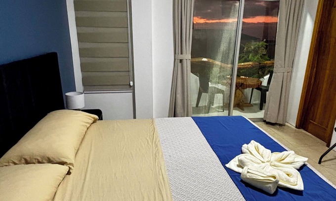 Puerto Baquerizo Moreno Apartment | Encantadora Suite a pocos pasos de playa Mann, con TV, AC, Baño, Wifi,Nevera