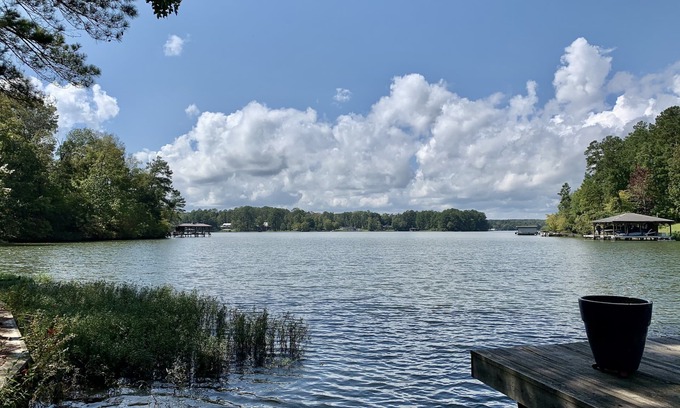 Milledgeville Cottage | Enjoy EZ Livin' on the waters of Lake Sinclair!