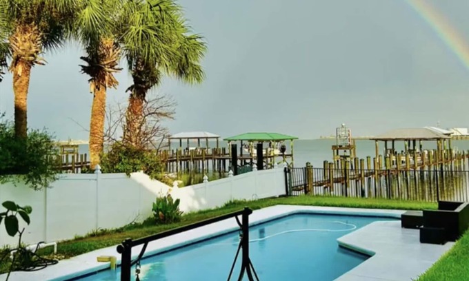Fort George Island House | Enjoy this Little paradise detached guest house with your loved ones! pool, Dock
