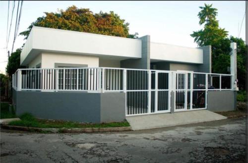 Daet House | Entire Home Fully Furnished Netflix AC Auto washer and Dryer