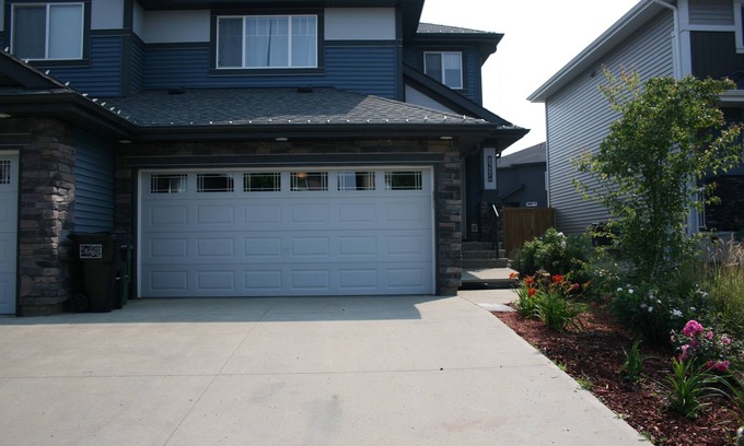 West Edmonton House | Entire Large|3BHome|King Bed| with A/C |Mins to WEM