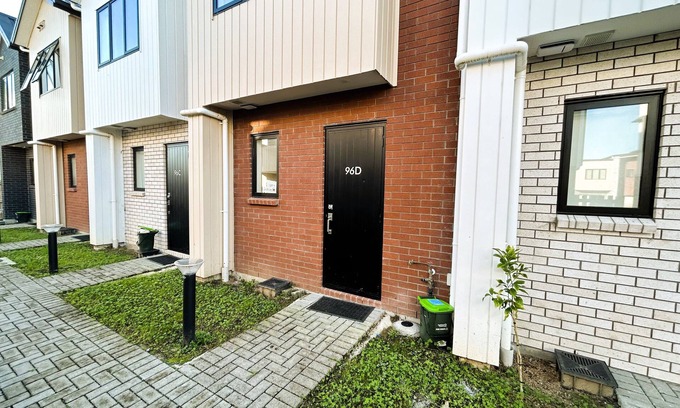 Auckland House | Entire Modern 2-Bedroom Townhouse, 10 min to Airport/Sylvia Park