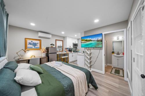 La Presa House | Entire Private Studio with 1 King Bed, Full Kitchen, Gated Yard, Available Now