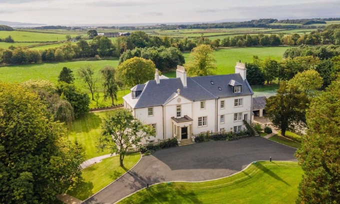 Kilmarnock Apartment | Entire self-contained ground floor of historic Georgian mansion near Troon