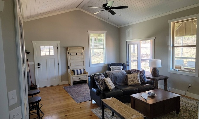 Columbus Cottage | Equestrian Escape 8 miles from TIEC