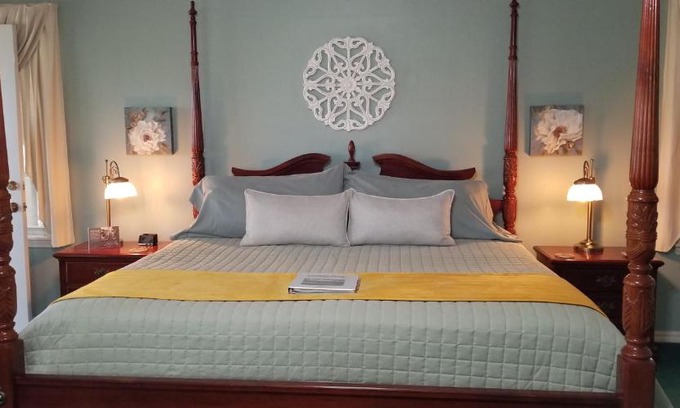 Eureka Springs Hotel | Evening Shade Inn