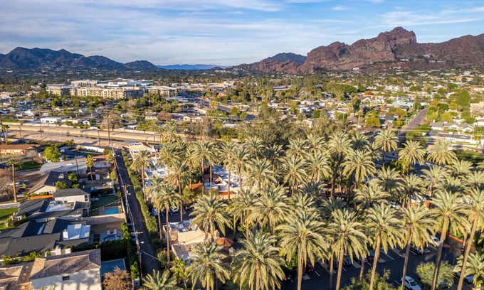 Camelback East Condo | Exceptional community! Biltmore/Arcadia location. Impeccable! King & Queen bed!